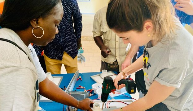 Mission Lightforce - Léa et une femme du projet travaillent sur un circuit