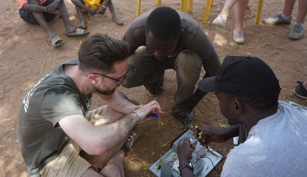 Mission Lightforce - Gaetan et deux hommes du projet travaillent sur un circuit