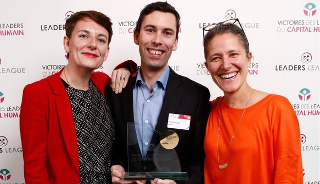 Céline Simon, Nicolas Recapet et Rosalie Lacombe avec le trophée des Victoires es leaders du capital humain