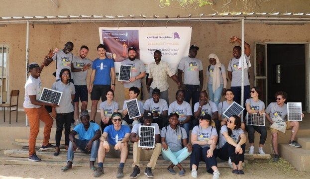 Mission Lightforce - Toute l'équipe pose avec des panneaux solaires dans les mains